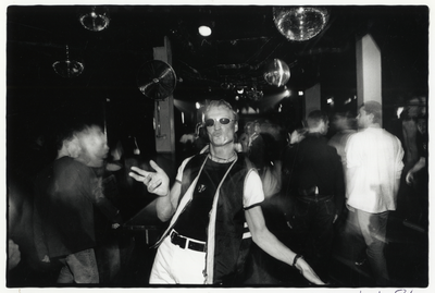 401959 Afbeelding van een dansende jongen in de discotheek Shiva (Oudegracht 97, werfkelder) te Utrecht.